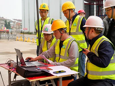 Equipe técnica analisando os desenhos de projeto