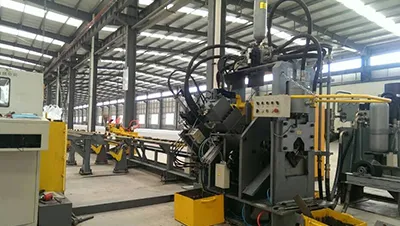 Máquinas CNC de precisão para dobra, usinagem de cantoneiras, corte a laser e corte a plasma