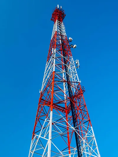 Torre de telecomunicação cantoneira quadrada