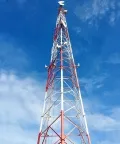Torre de telecomunicação tubular triangular