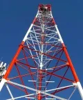 Torre de telecomunicação tubular triangular