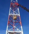 Torre de telecomunicação tubular triangular