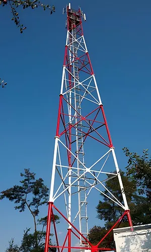Torre de telecomunicação tubular triangular