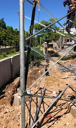 Torre de telecomunicação tubular triangular