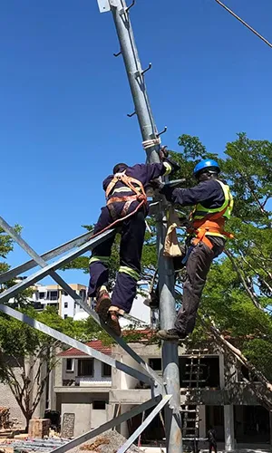 Torre de telecomunicação tubular triangular