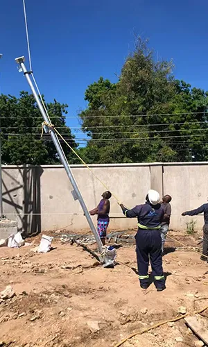 Torre de telecomunicação tubular triangular