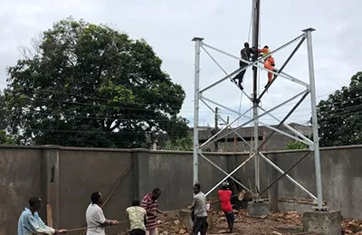Torre de telecomunicação tubular triangular de  50m