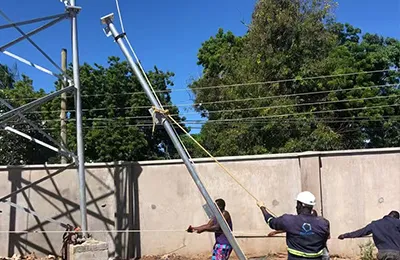 Torre de telecomunicação tubular triangular de  50m
