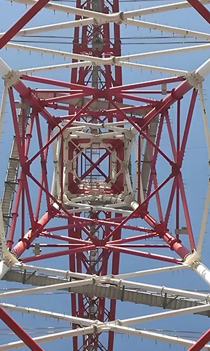 Torre de telecomunicação cantoneira quadrada