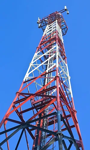 Torre de telecomunicação cantoneira quadrada
