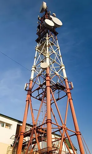 Torre de telecomunicação cantoneira quadrada