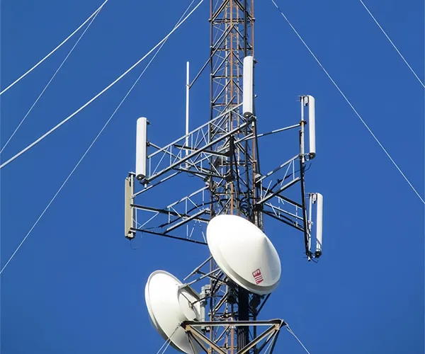 Poste metálico para telecomunicação (Guyed Mast)