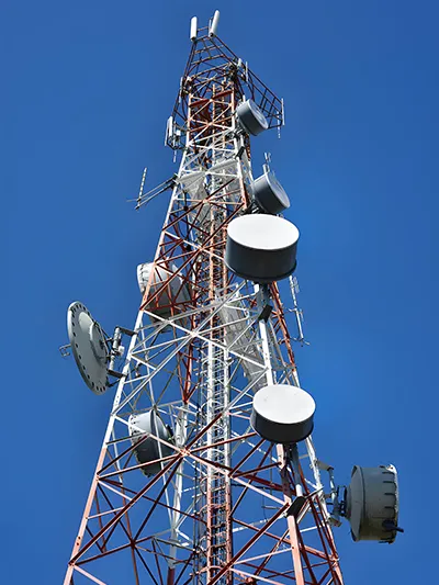 Torre treliçada para antenas micro-ondas