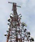 Torre treliçada para antenas micro-ondas