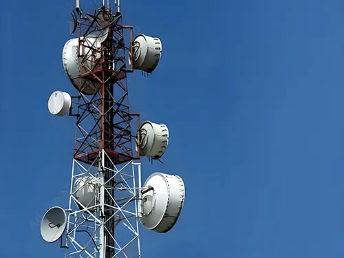 Torre treliçada para antenas micro-ondas