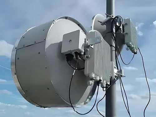 Torre treliçada para antenas micro-ondas