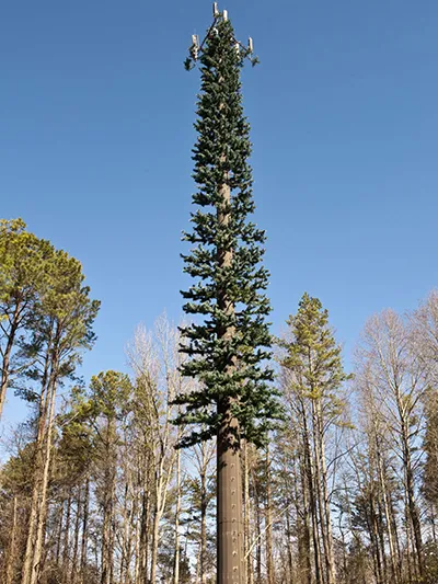 Torre de telecomunicação camuflada