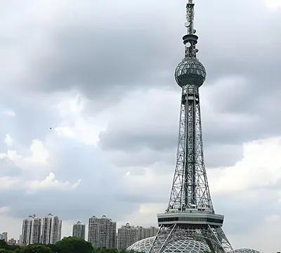 Torre de radiodifusão em um parque público