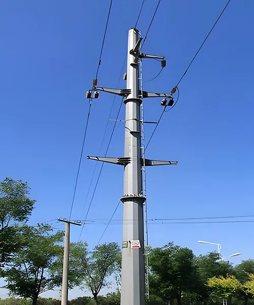 Poste metálico para linhas de transmissão de energia